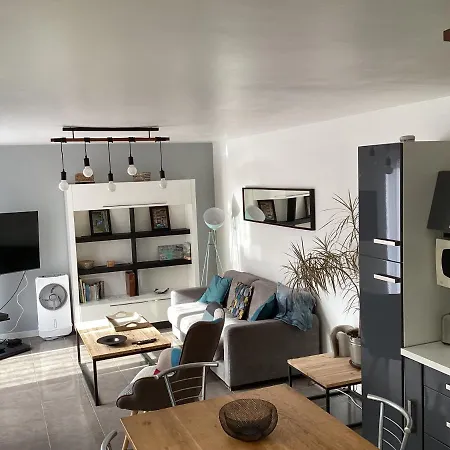 Joli 50 M2 Classé 3 Etoiles Avec Terrasse Et Jardin